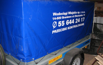 Przyczepa do przewożenia pompy do ścieków z logotypem i danymi firmy (adres, telefon) grudzień 2019