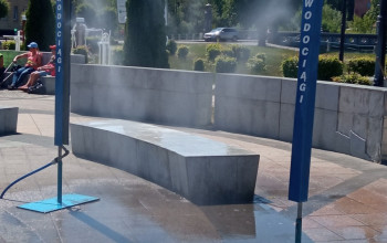 Metalowa niebieska konstrukcja, która po przez rozpylacze rozpyla wodę w gorące dni, żeby chłodzić ludzi na skwerze naprzeciwko sklepu Biedronka w Braniewie na ul. Plac Piłsudskiego. 