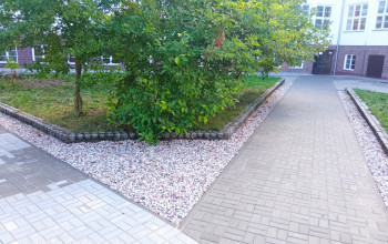 Chodniki wykonane z szarego polbruku na dziedzińcu Szkoły Podstawowej nr 6 w Braniewie.  